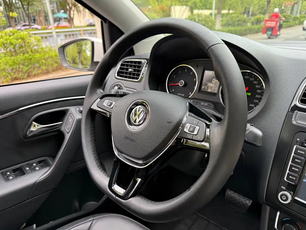 Volkswagen Polo 2015 — фото 14