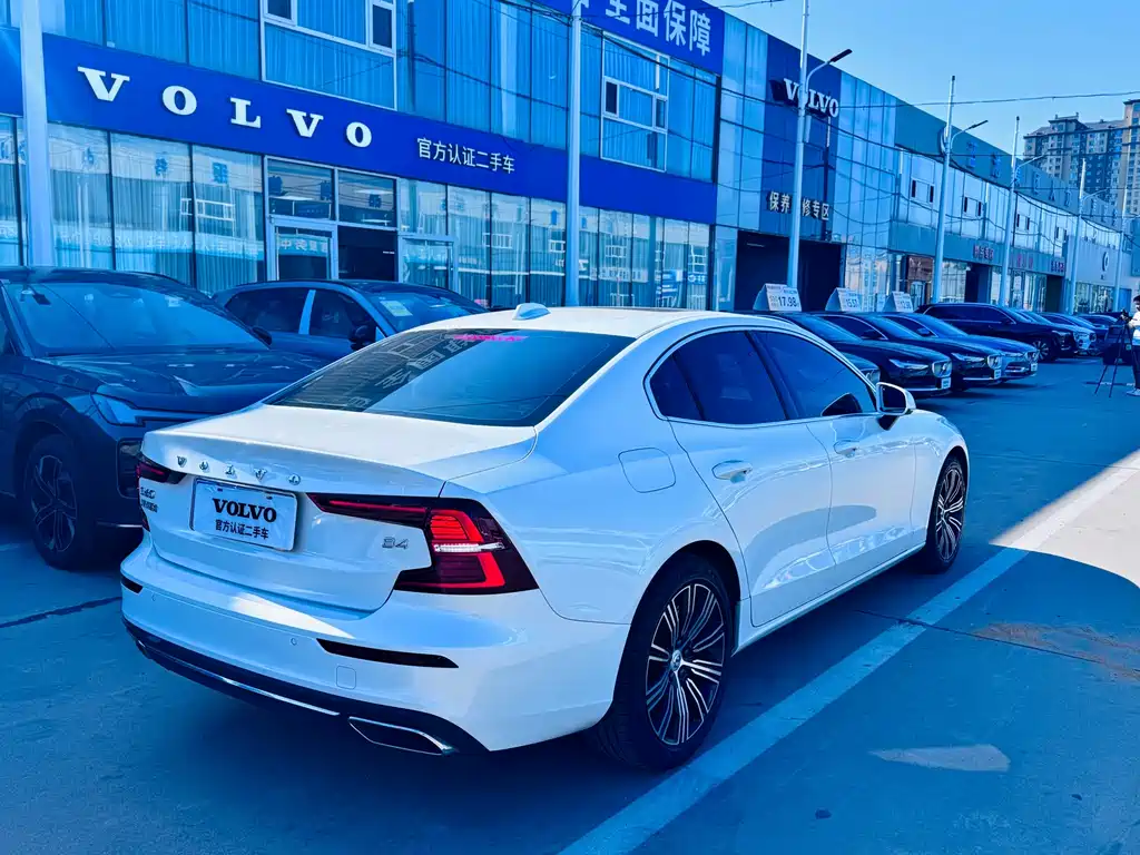 Volvo S60 2022 — фото 4
