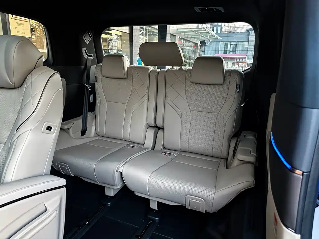 Toyota Alphard — фото 9