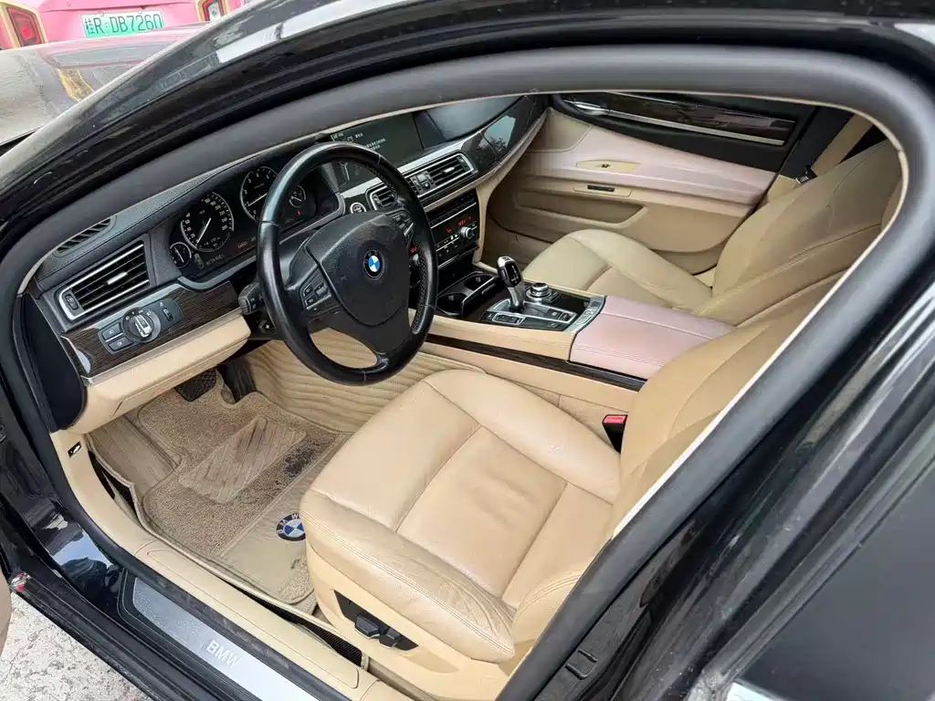 BMW 7 Series 2011 — фото 15