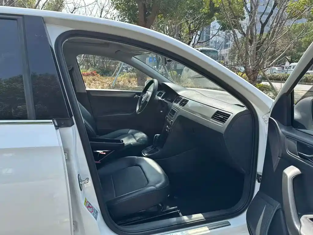 Volkswagen Sagitar 2014