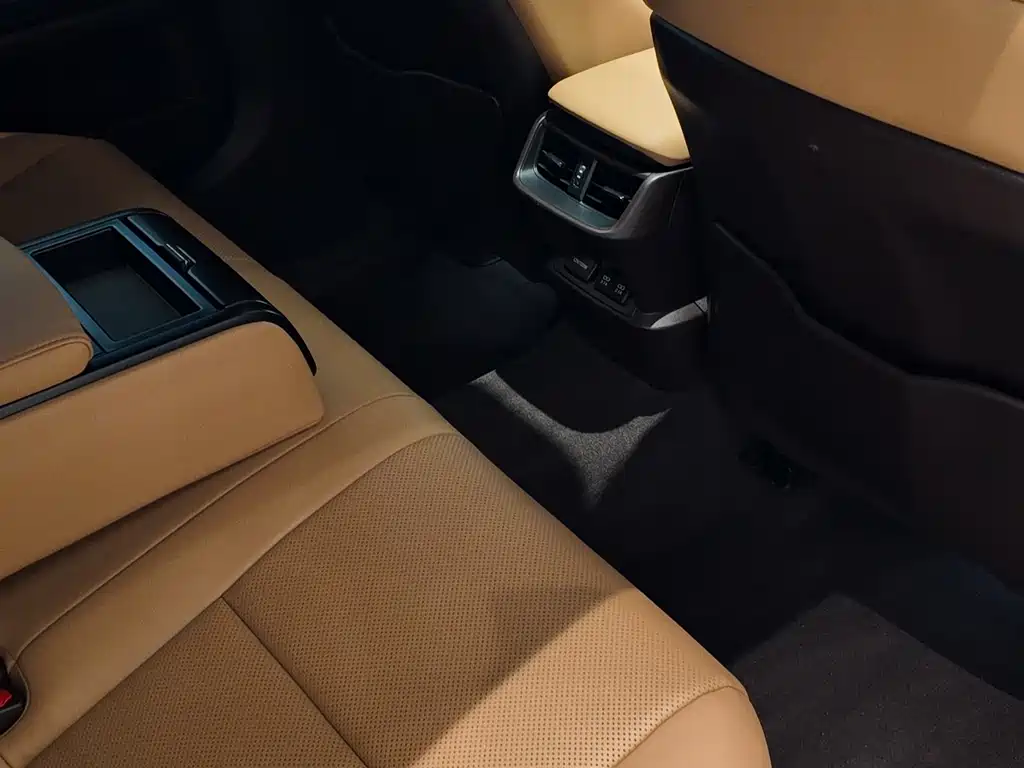 Lexus ES 2020 — фото 12