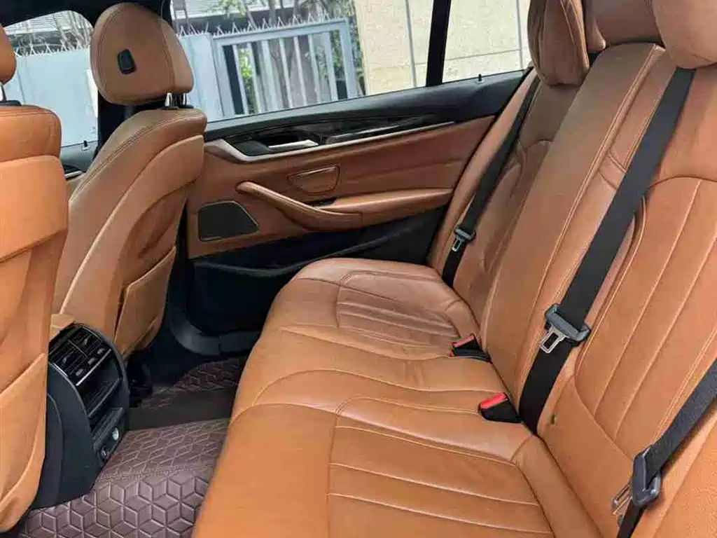 BMW 5 Series 2018 — фото 10