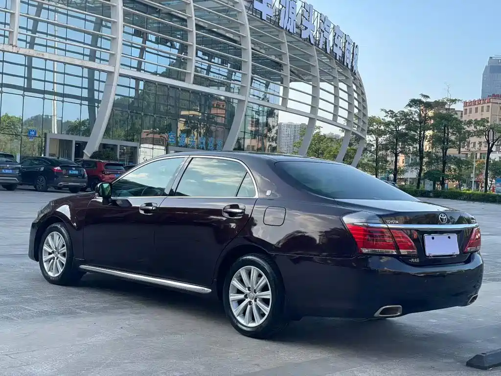 Toyota Crown 2015 — фото 5