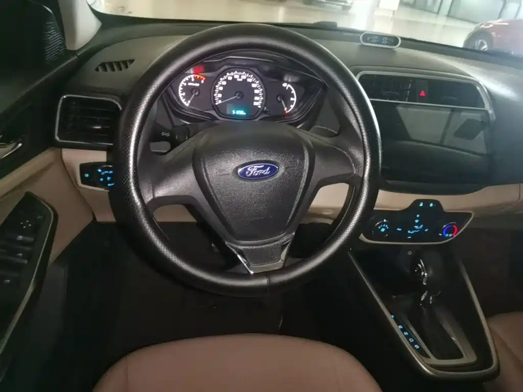 Ford Escort 2018 — фото 17