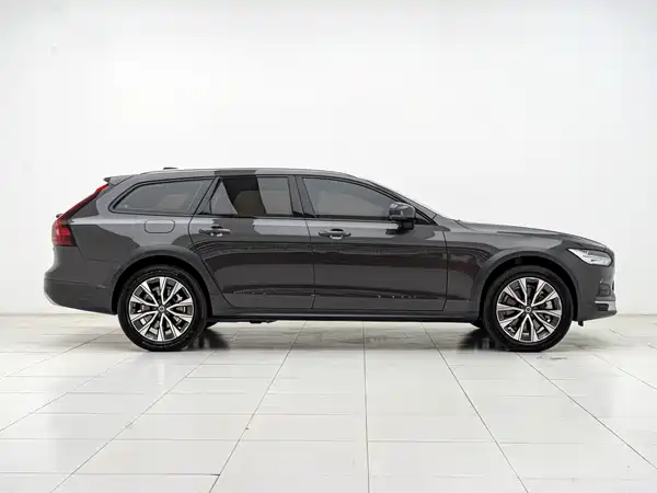 Volvo V90 2025