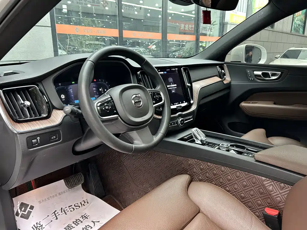 Volvo XC60 2022 — фото 12