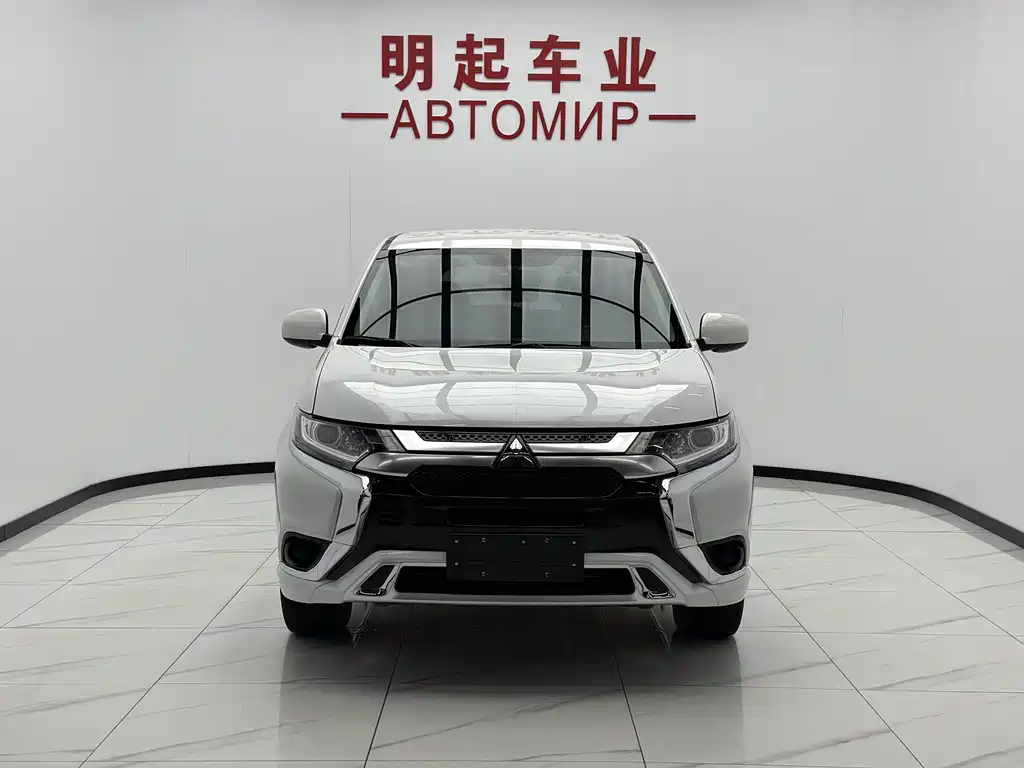 Mitsubishi Outlander 2022 — фото 2