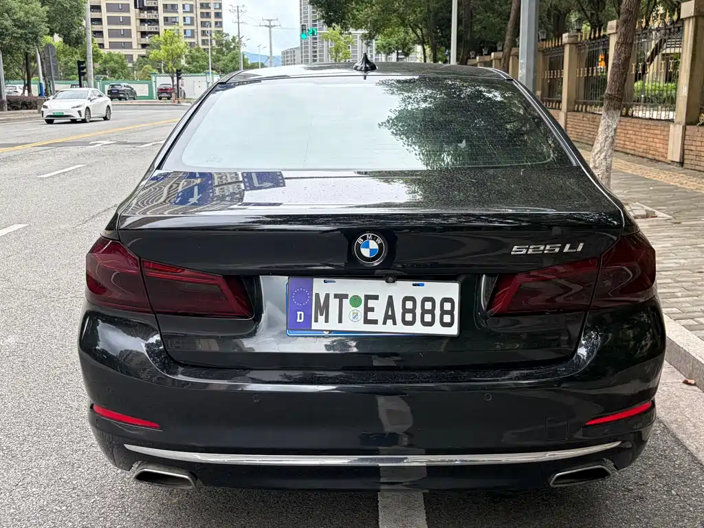 BMW 5 Series 2018 — фото 14