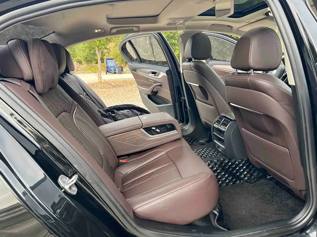 BMW 5 Series 2019 — фото 16