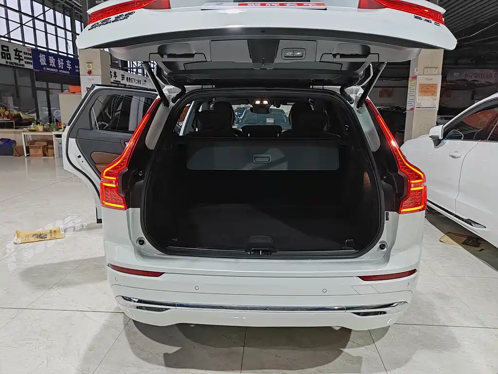 Volvo XC60 2023 — фото 11