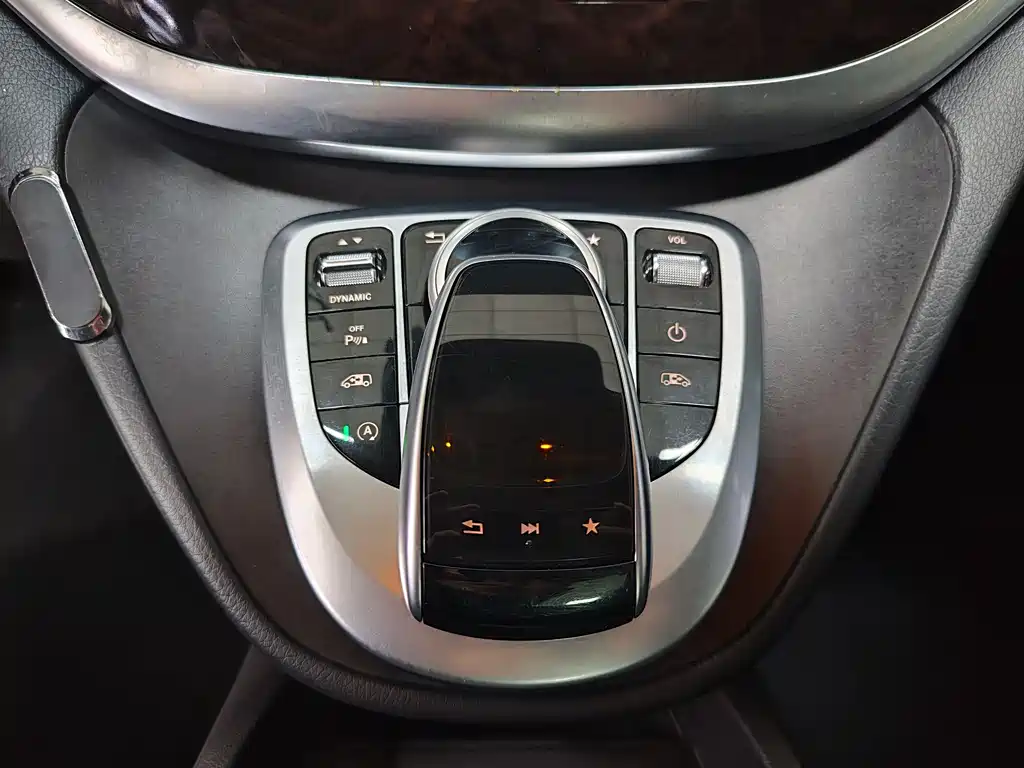 Mercedes-Benz V-Class 2018 — фото 11