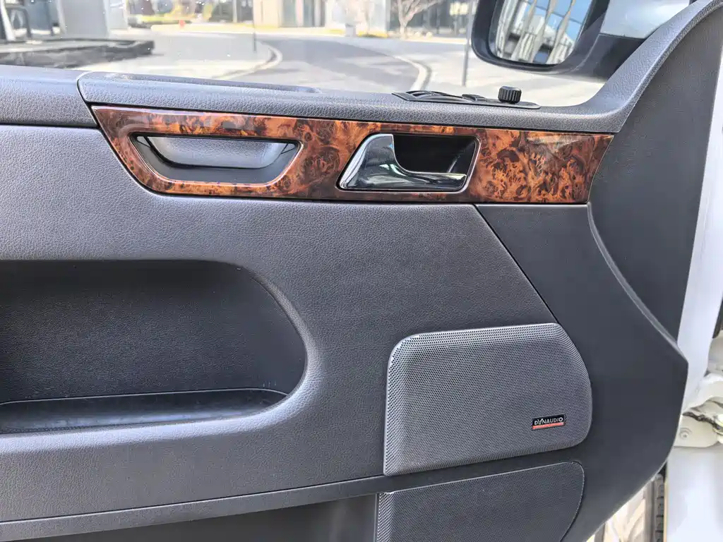 Volkswagen Multivan 2017 — фото 11
