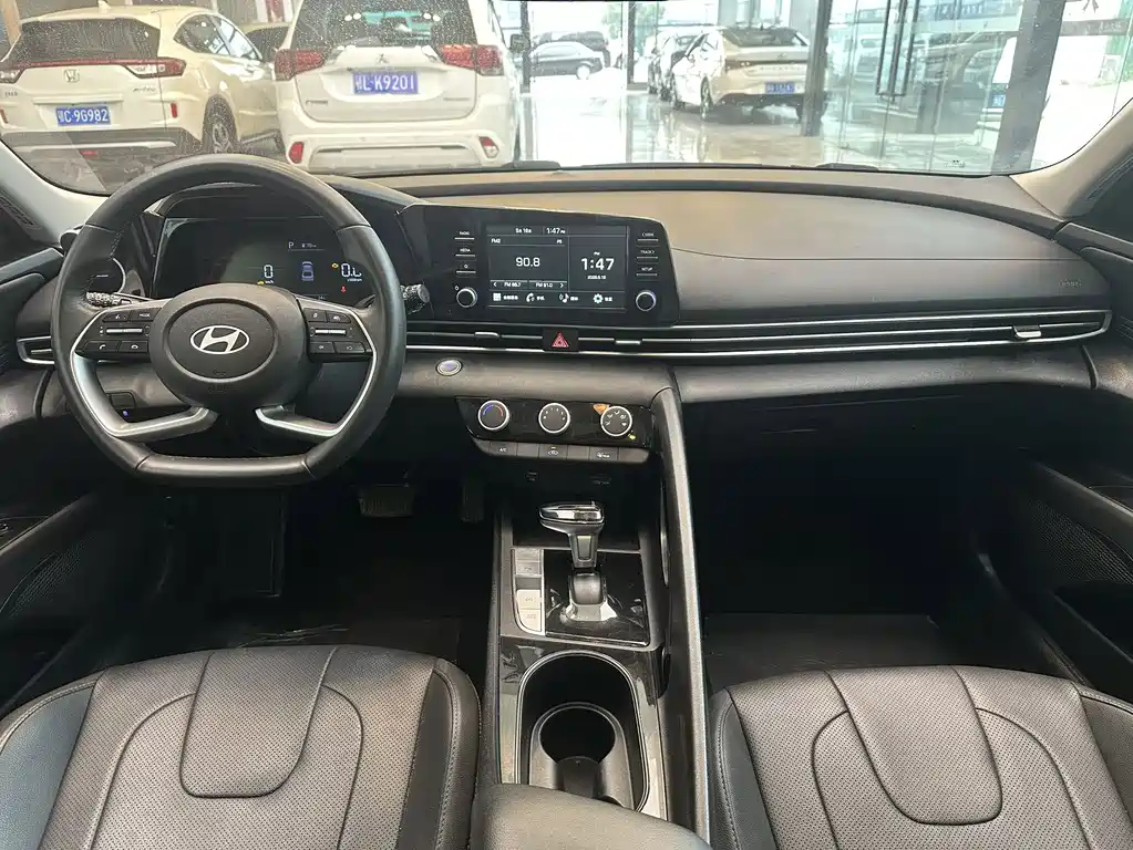 Hyundai Elantra 2023 — фото 11