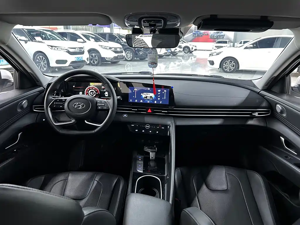 Hyundai Elantra 2023 — фото 12