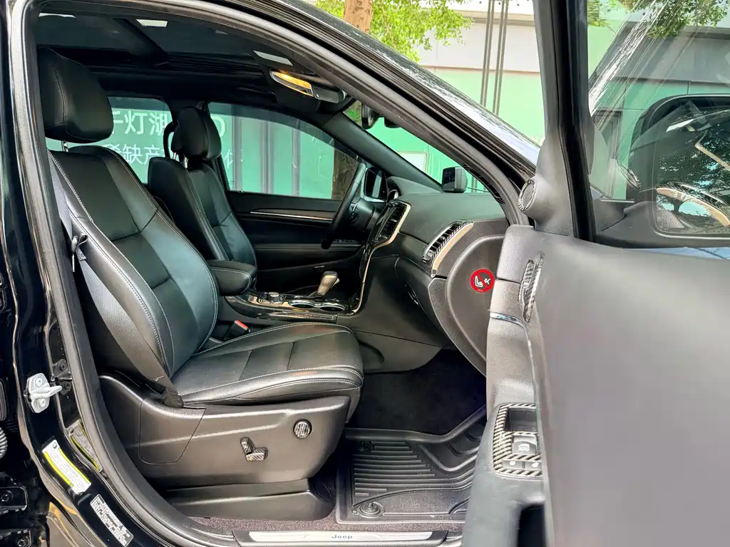 Jeep Grand Cherokee 2018 — фото 13