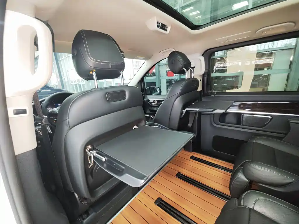 Mercedes-Benz V-Class 2018 — фото 21