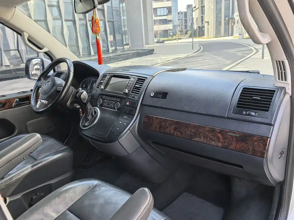Volkswagen Multivan 2017 — фото 13