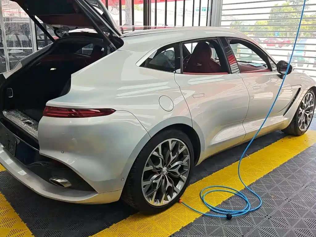 Aston Martin DBX 2023