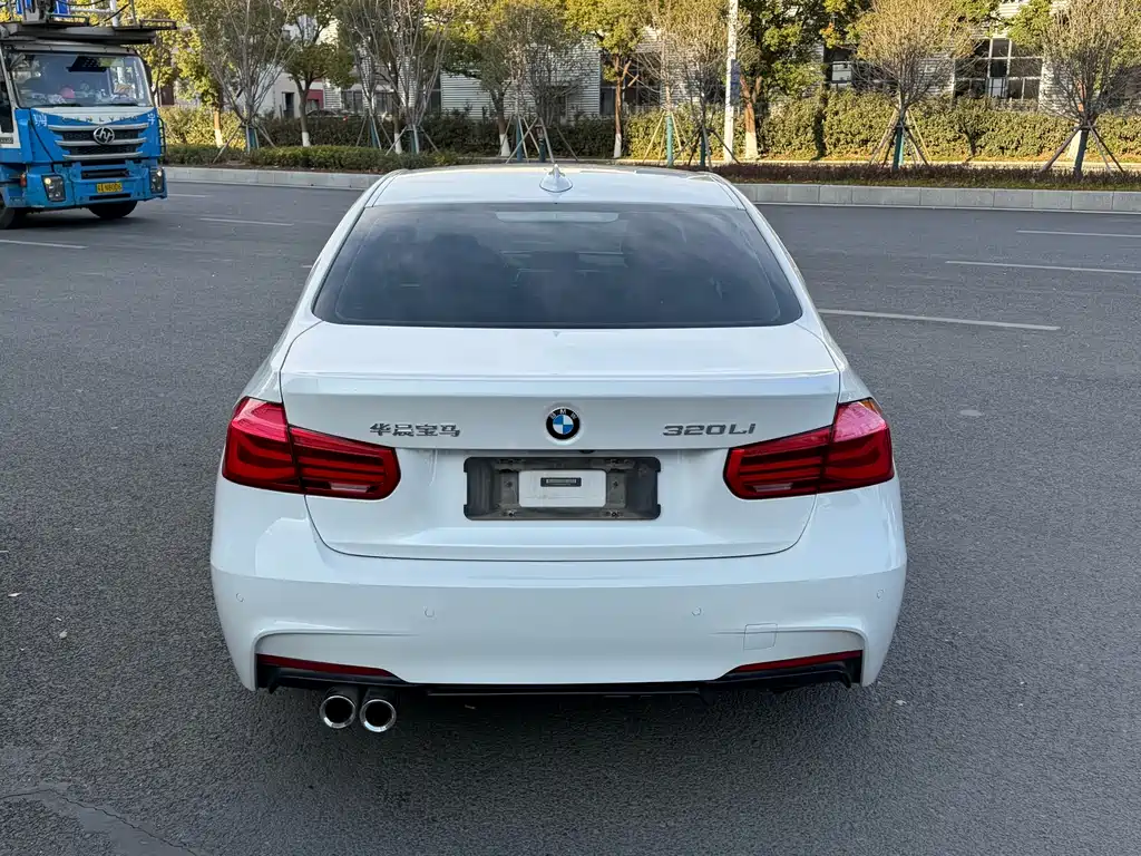 BMW 3 Series 2018 — фото 9