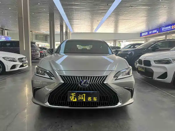 Lexus ES 2021