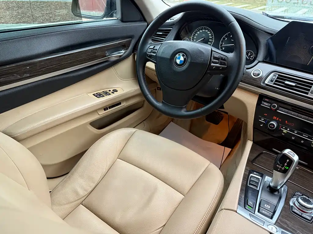 BMW 7 Series 2011 — фото 15