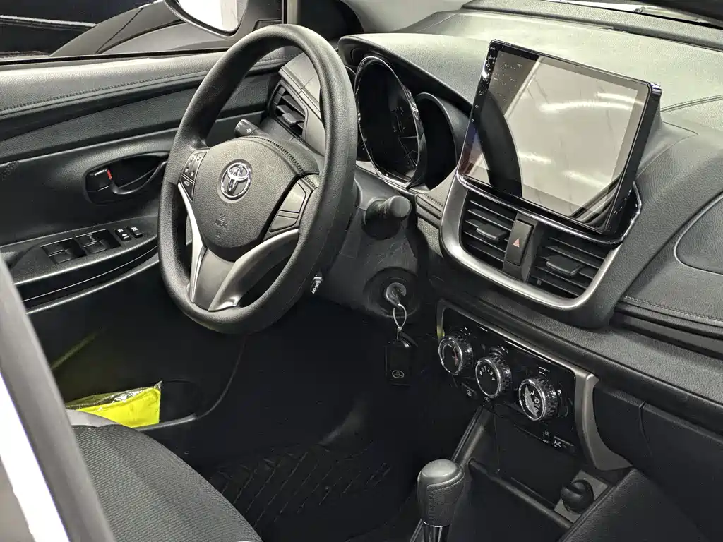 Toyota Yaris L 2022 — фото 10