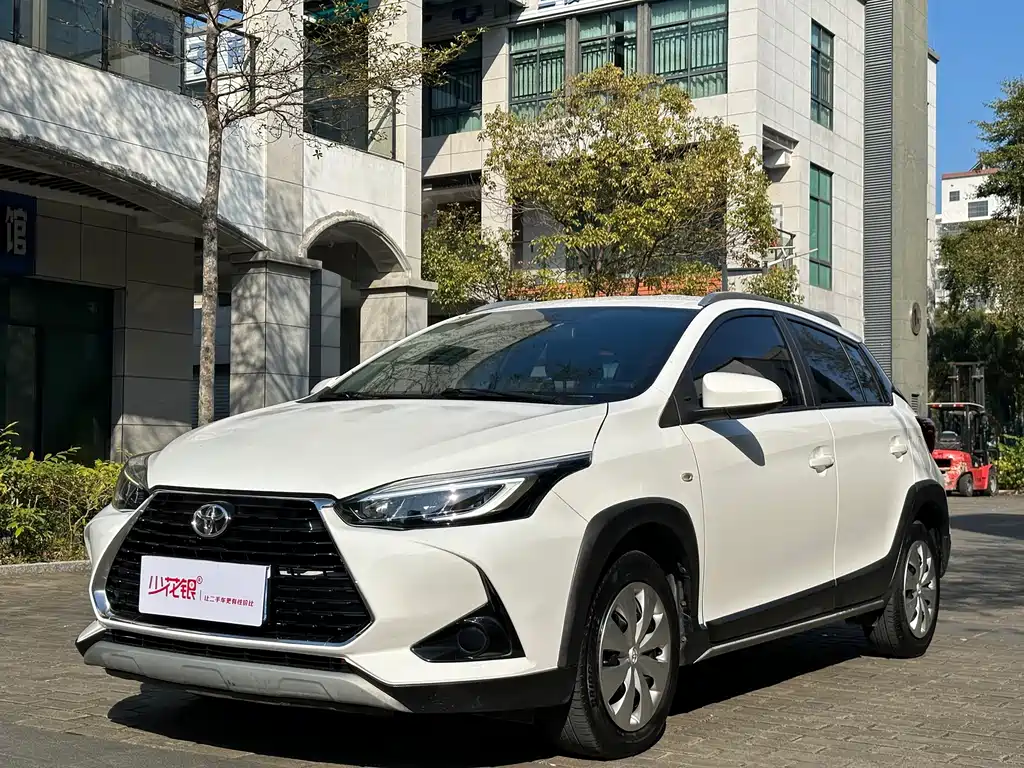 Toyota Yaris L 2022 — фото 1