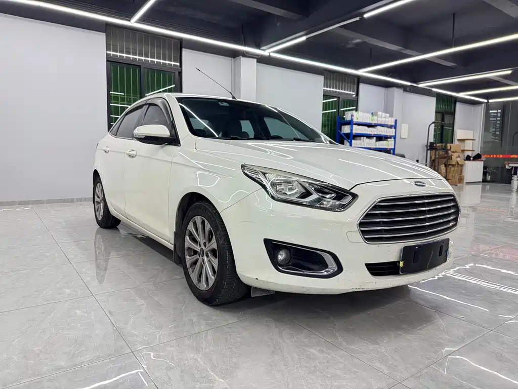 Ford Escort 2015 — фото 14