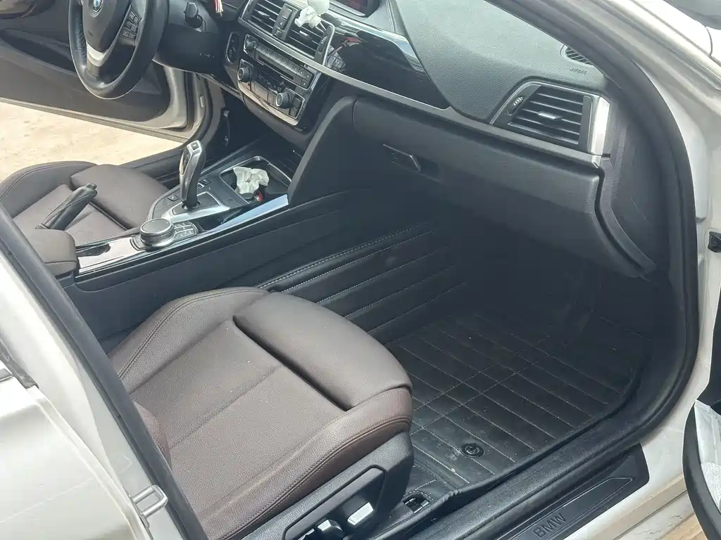 BMW 3 Series 2019 — фото 10