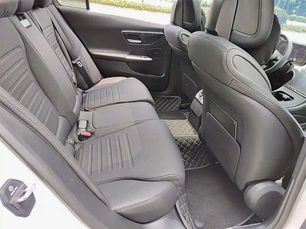 Mercedes-Benz C-Class 2025 — фото 11