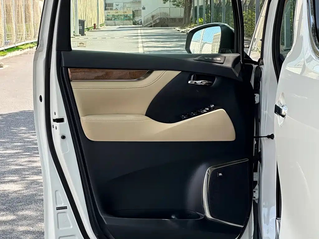 Toyota Alphard 2017 — фото 24