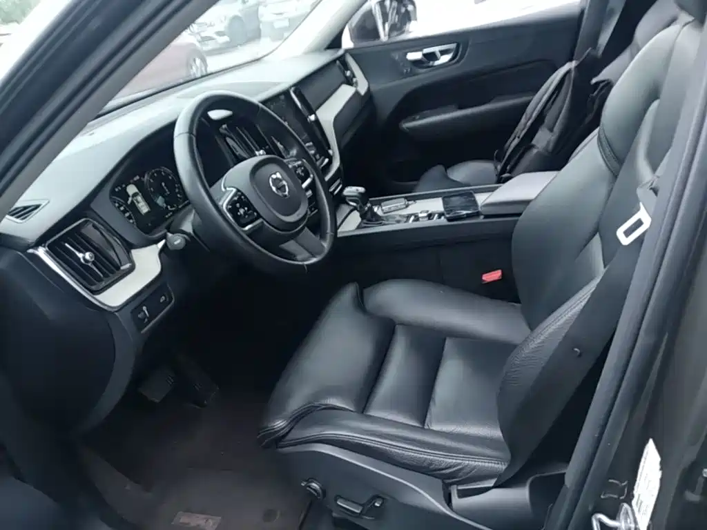 Volvo XC60 2019 — фото 15