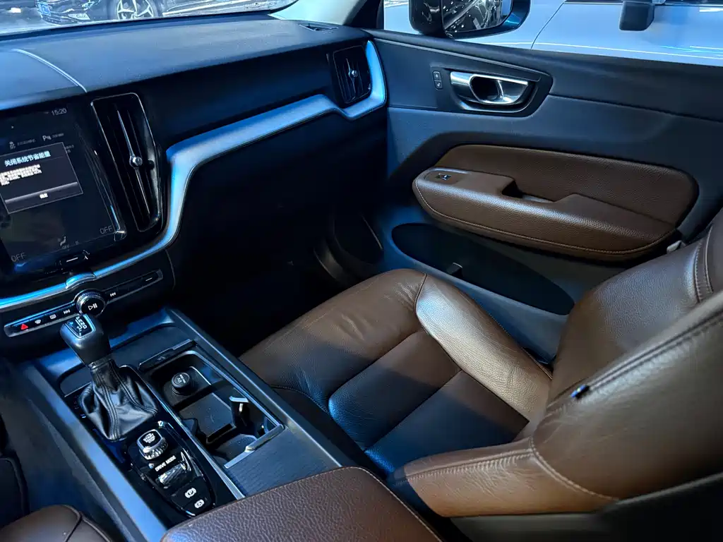Volvo XC60 2020 — фото 13