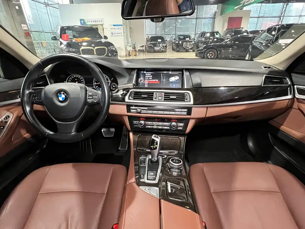 BMW 5 Series 2017 — фото 18