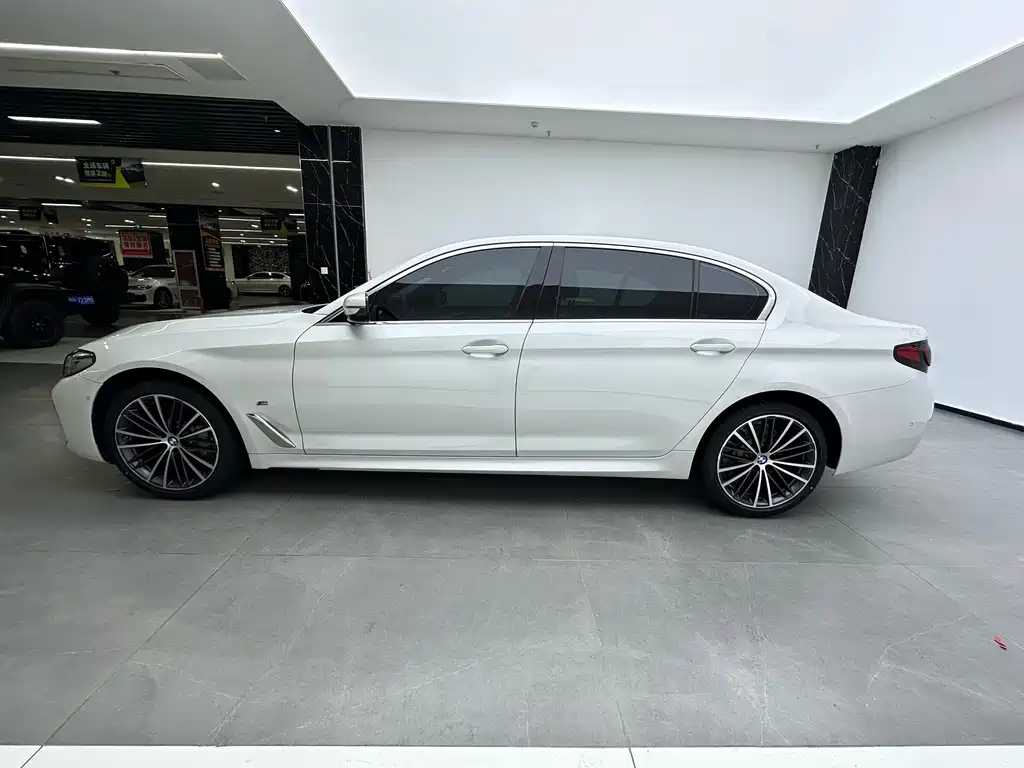 BMW 5 Series 2022 — фото 17