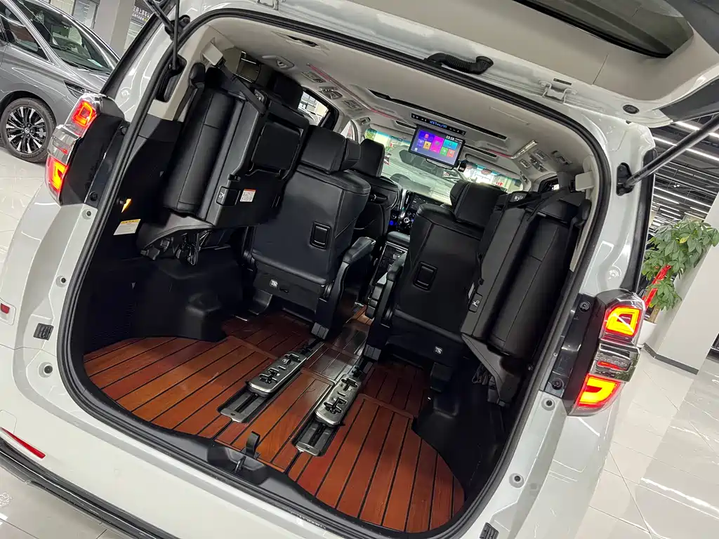 Toyota Vellfire 2021 — фото 8