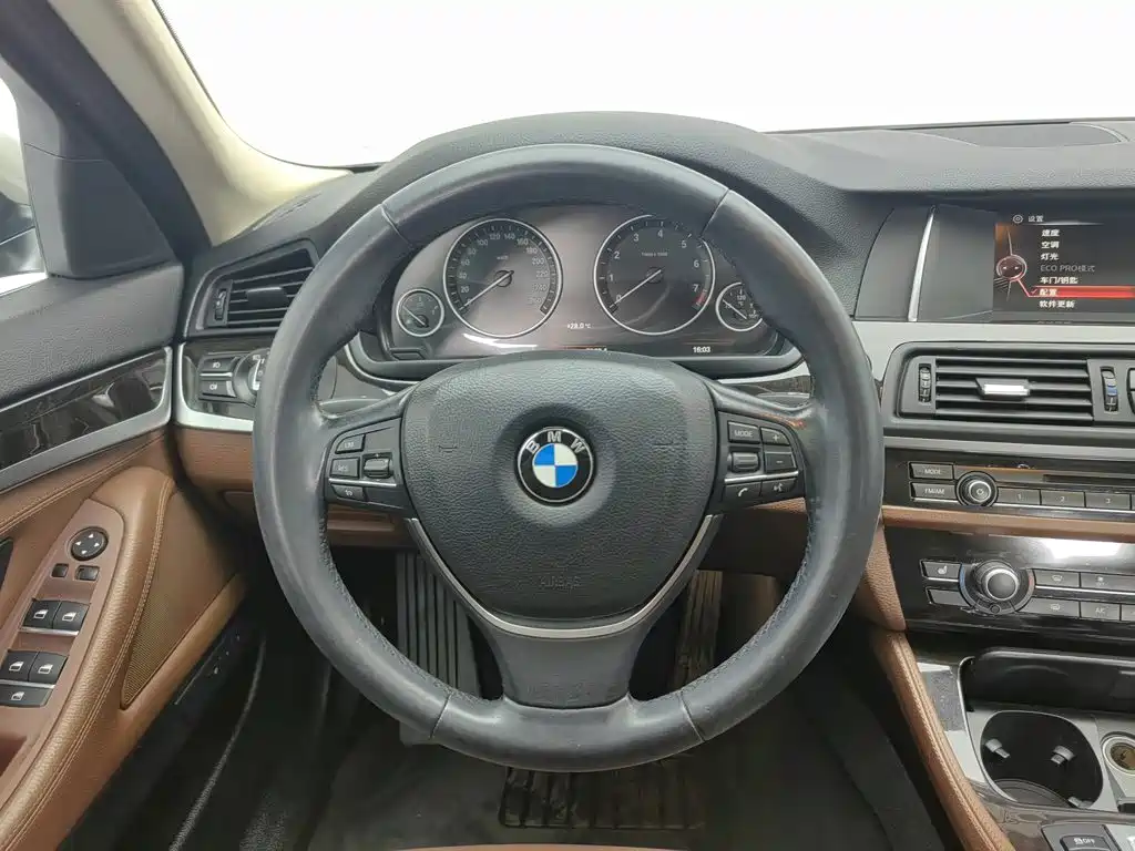 BMW 5 Series 2016 — фото 11