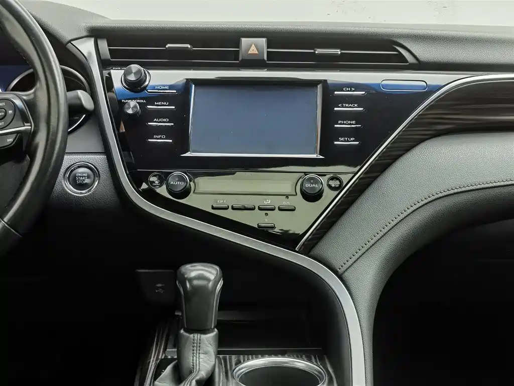 Toyota Camry 2018 — фото 12