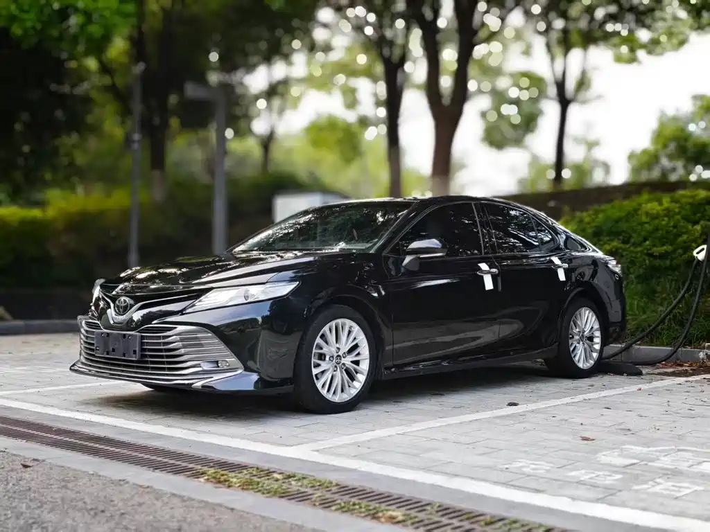 Toyota Camry 2019 — фото 1