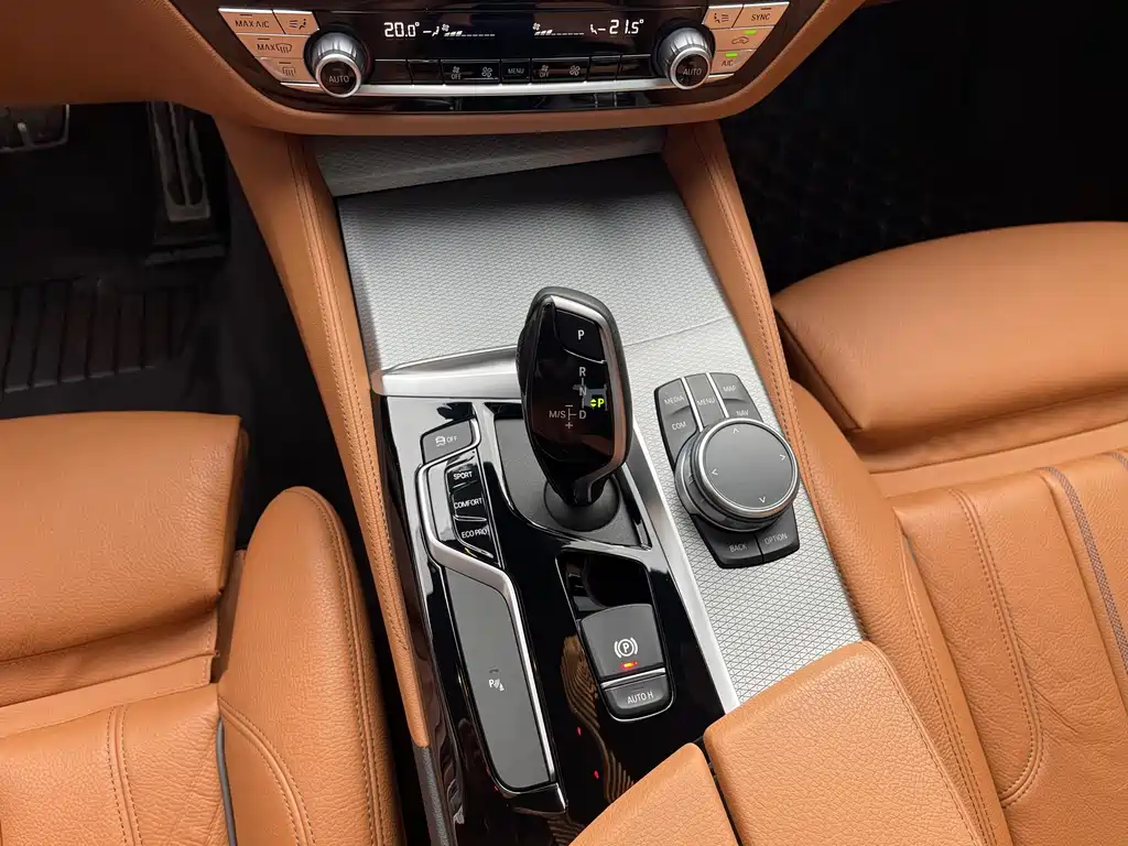 BMW 5 Series 2020 — фото 10