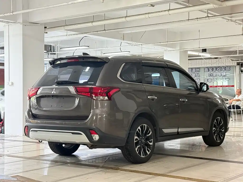 Mitsubishi Outlander 2019 — фото 4