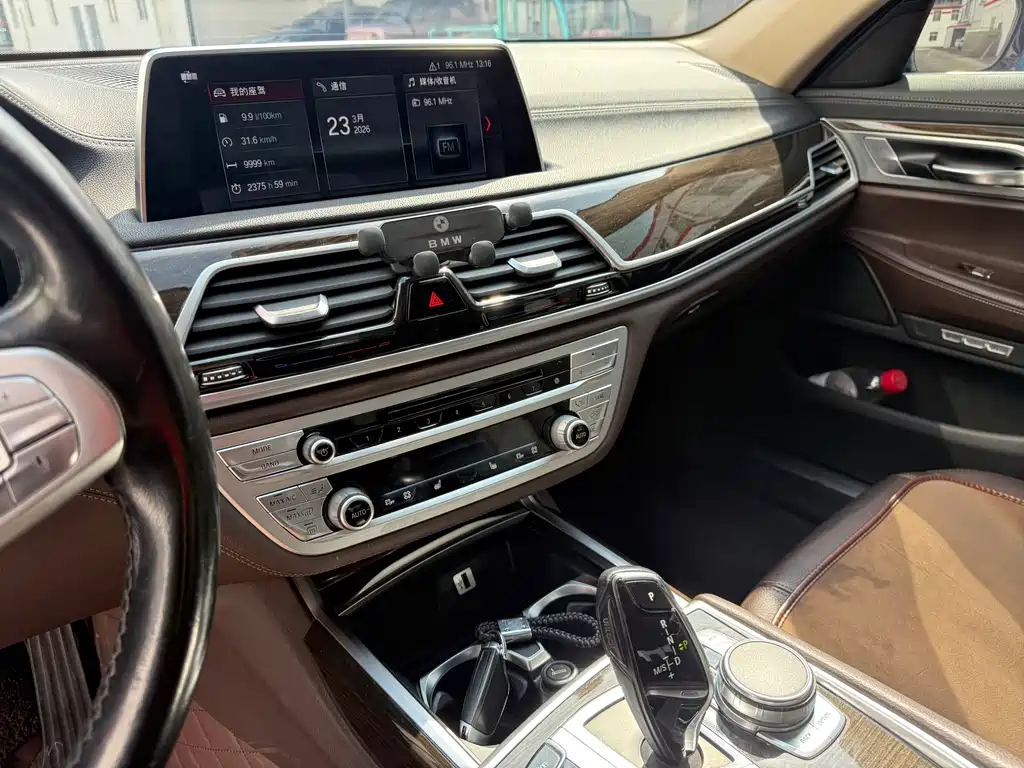 BMW 7 Series 2017 — фото 25