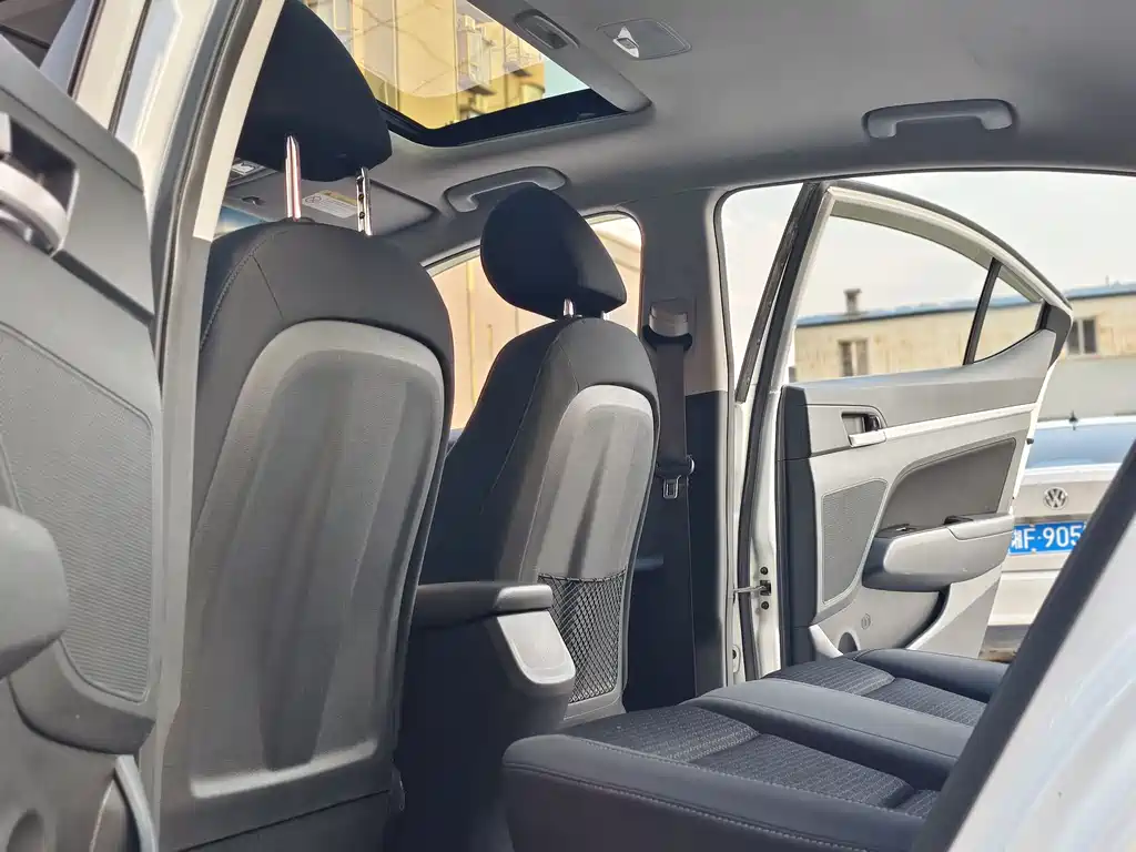 Hyundai Elantra 2017 — фото 16