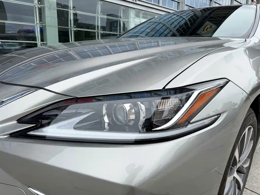 Lexus ES 2019 — фото 11