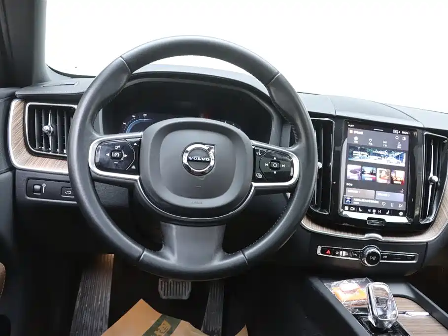Volvo XC60 2021 — фото 26