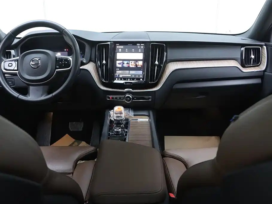 Volvo XC60 2021 — фото 24