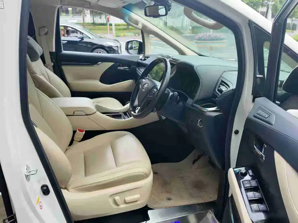 Toyota Alphard 2017 — фото 13