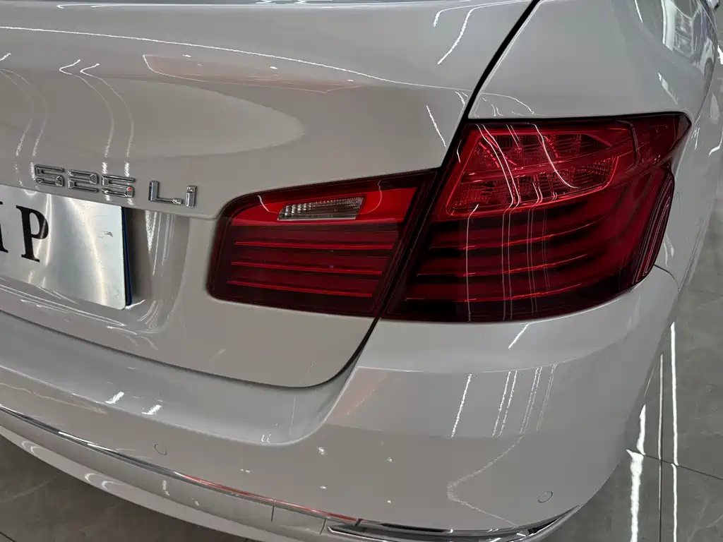 BMW 5 Series 2016 — фото 9