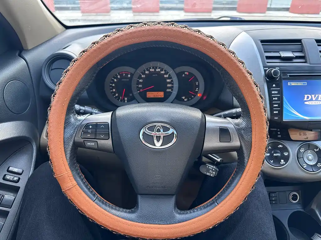Toyota RAV4 2012 — фото 12